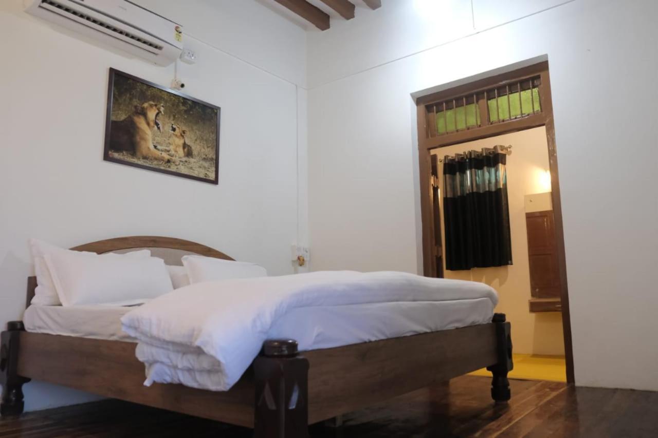 Hotel Ashirwad Junagadh Dış mekan fotoğraf